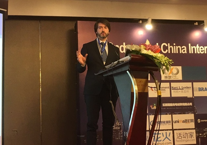 英國劍橋大學(xué)石墨烯研究中心的Antonio Lombardo做題為“Graphene high frequency and THz electronics”的報告