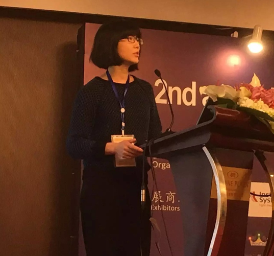烯碳新材高級技術(shù)研究員周曉航博士在做題為“石墨烯在儲能技術(shù)中應用的現狀及前景”的報告
