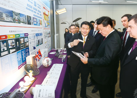 2015年10月23日，國家主席習近平參觀(guān)英國曼徹斯特大學(xué)國家石墨烯研究院。