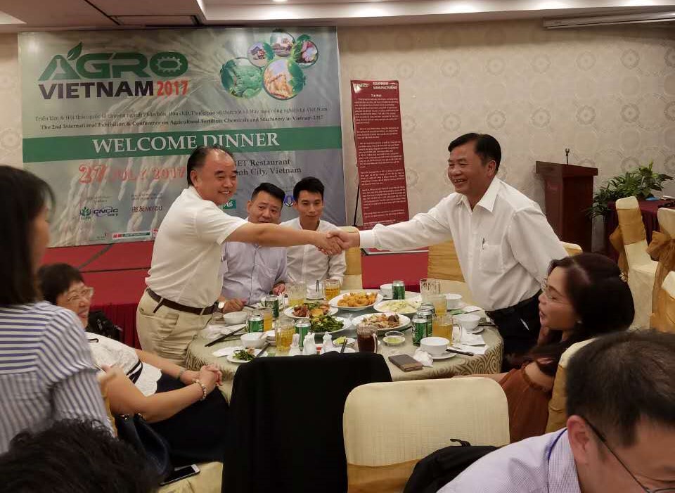 密友集團總裁吳建明與越南農藥協(xié)會(huì )會(huì )長(cháng)握手