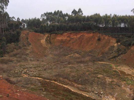 20萬(wàn)噸高嶺土遭瘋狂盜采，涉案上千萬(wàn)10人被抓！