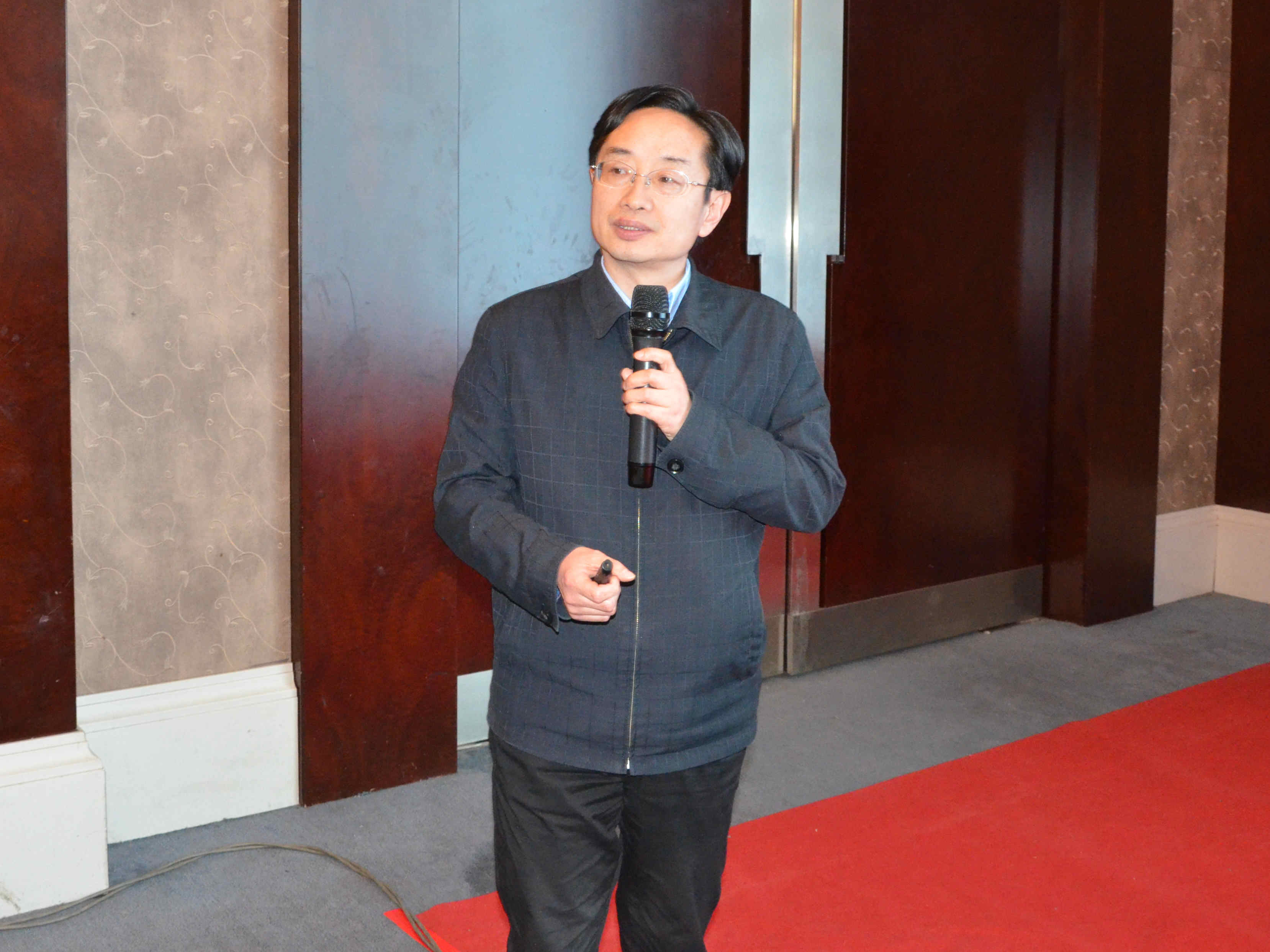 清華大學(xué)材料學(xué)院教授黃正宏作《石墨礦物環(huán)保材料及水處理應用研究》專(zhuān)題報告