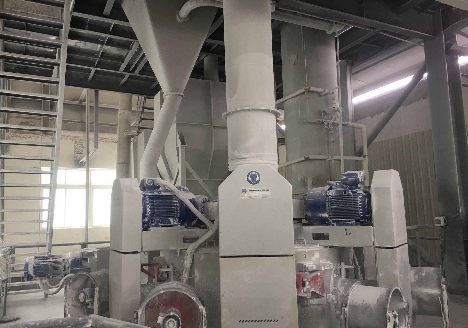 廣東翔龍科技年產3萬噸亞微米重鈣及5萬噸功能母粒生產線試產 　　