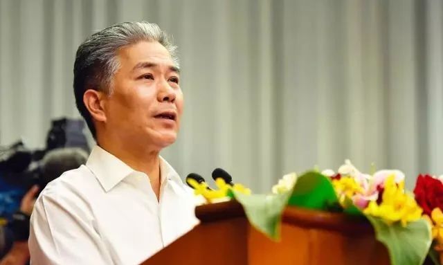 光刻機大佬賀榮明，8億入主中旗新材 　　